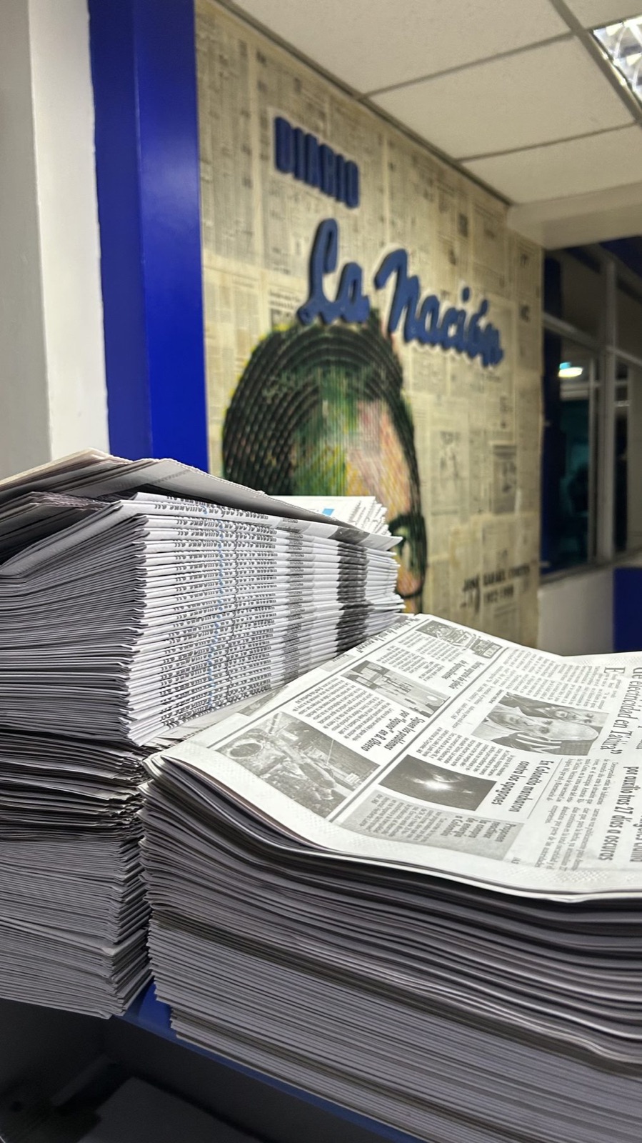 Edición impresa del Diario La Nación recién salida de imprenta