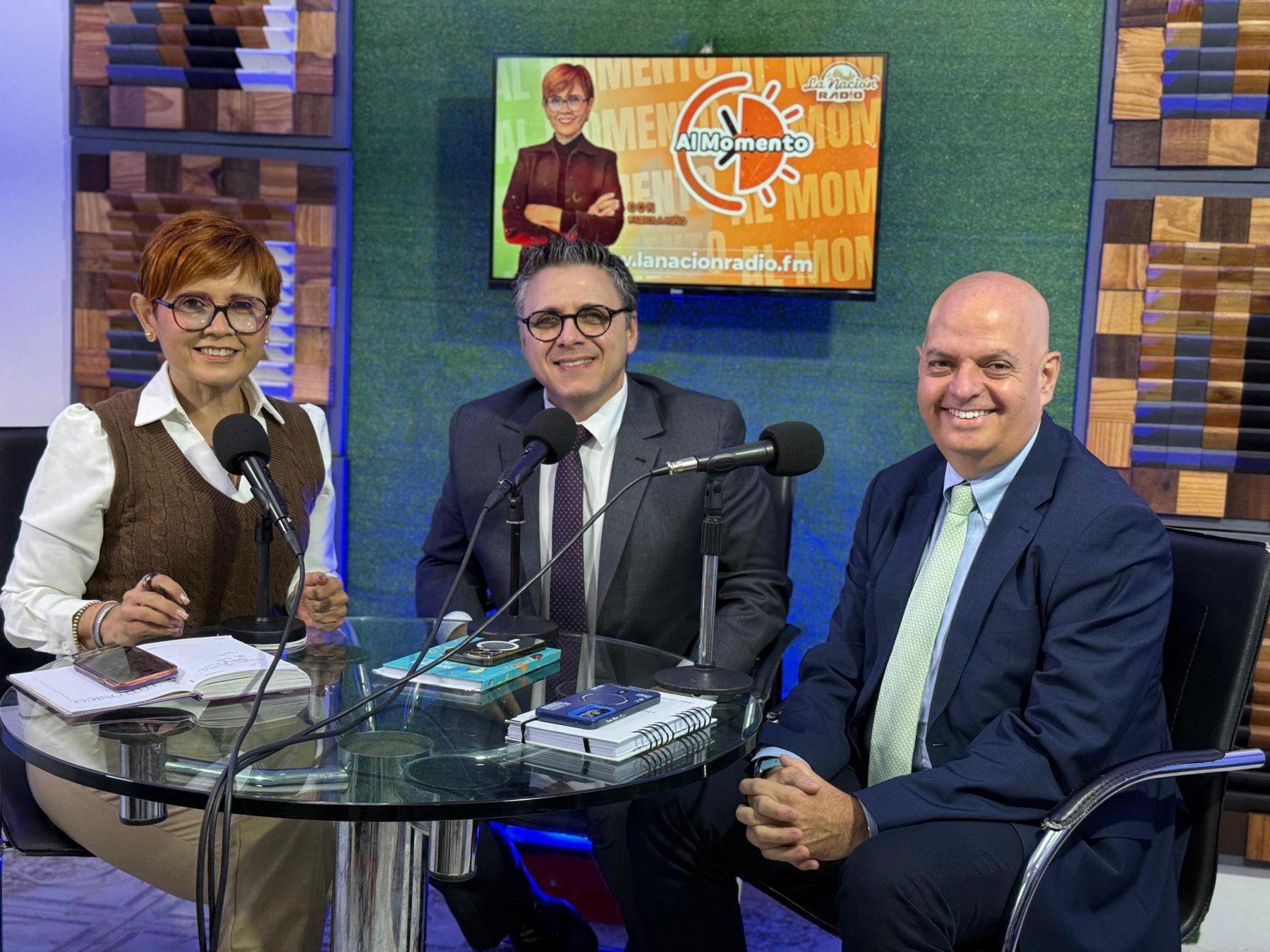Panel de La Nación Radio durante el programa Al Momento